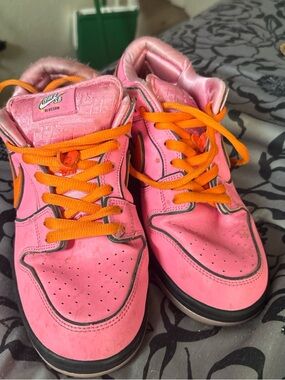 Blossom Pink Low-Top Skate Shoes with Orange Laces
